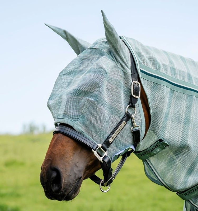 Horseware Fly Mask on hy&ouml;nteisilt&auml; sek&auml; auringon UV valolta hevosen silmi&auml; ja korvia suojaava huppu. Hyv&auml; leikkaus ja istuvuus, ei ota kiinni hevosen silmiin