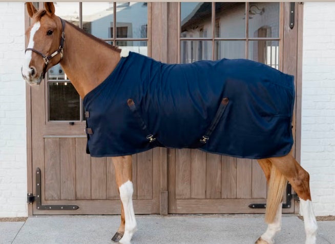 Kentucky talliloimi vahva pintainen 900D kangas. Hevosta vasten on pehme&auml; ja mukava mikorokuitu materiaali. Kaunis ja k&auml;yt&auml;nn&ouml;llinen talliloimi !